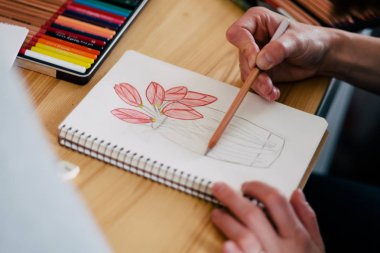 Poster boya ile resim çizim oldukça gülümseyen genç kadın. Palet ile kız elinde çizim ön görünüm. Gülümseyen genç kadın çizmek bir fotoğraf stüdyosu