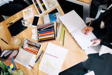 Dinlenmek ve meditasyon kadın mandala boyama