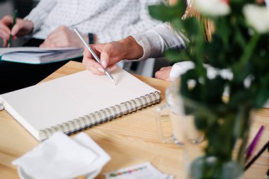 Kadın eli organizer içinde yazma, yakın çekim