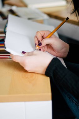 genç kadının notlar alarak el kırpılmış görüntü