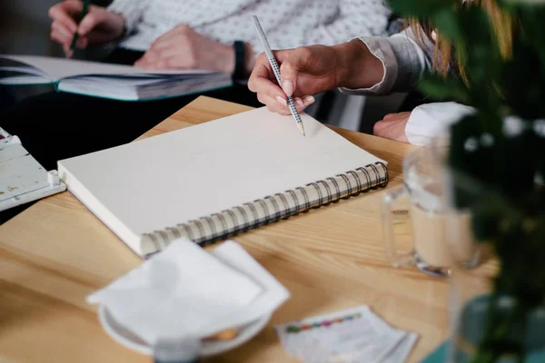 Fiatal nő notebook jegyzeteket kézzel — Stock Fotó