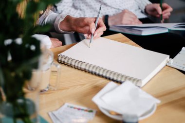 kahve ve kurabiye tablo iş, eğitim, not defterine düzeni çizim planlama ve kavram insan - kadın elinde kalem ile yakın çekim, 