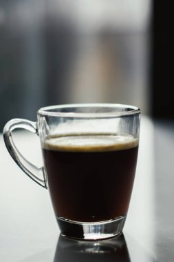 Cam kupa veya fincan siyah espresso kahve ile kafa köpük