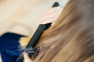 Saç Kuaför yapar aynada, kız yansıması. Kuaför saç modeli genç kadın yapar. Kuaför Güzellik Salonu saç genç kadının işi.