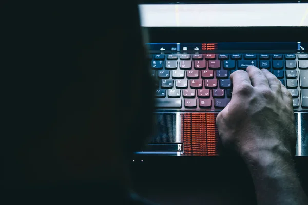 Rus hacker sunucu koyu arka planda hacking