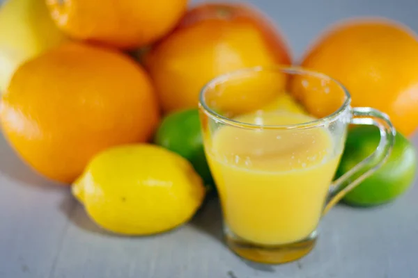 Vidro, vidro cheio de suco de laranja no fundo branco — Fotografia de Stock