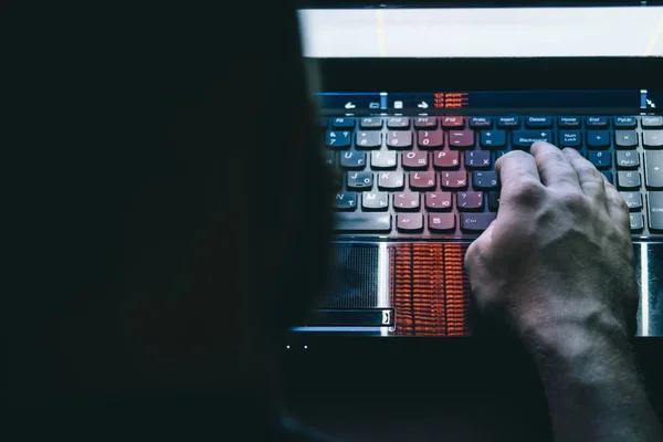 Orosz hacker hacking a szerver, a sötét háttérben Jogdíjmentes Stock Képek