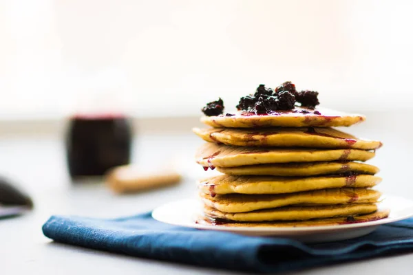 Tortitas de oro Delicioso con moras y mermelada de moras . — Foto de Stock