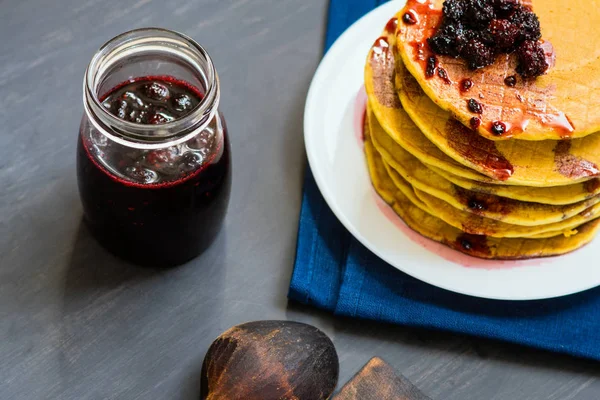 Läckra Gyllene Pannkakor Med Färska Björnbär Och Björnbärssylt — Stockfoto