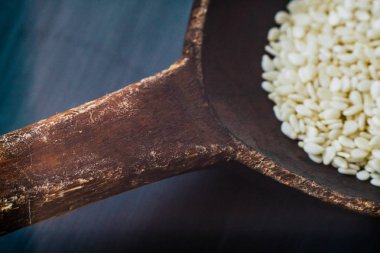 Tohum tohum içinde doğal bir tahta kaşık arka planı koyu renk Doğal dokulu ağacı rustik tarzda bir kaşık. Yakın çekim