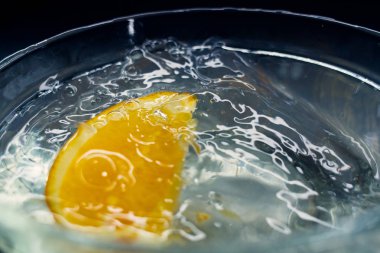 Tropikal meyveler Büyük bir su sıçramasıyla derin sulara düşer