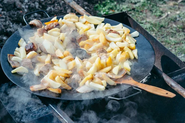Opečené brambory s masem a párky grilování koncepce vaření na otevřeném ohni. Piknik na víkend — Stock fotografie