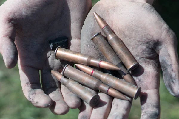Кулі від АК Калашников Ak-47 в руках людини. Поняття про війну, конфлікт у Сирії — стокове фото
