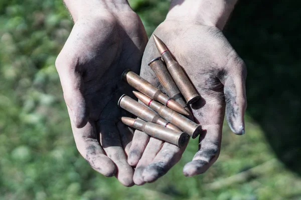 Bullets from AK Kalashnikov AK 47 in the hands of a man. Concepts of war, conflict in Syria — Stock Photo, Image