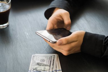 Mobil akıllı telefon siyah arka plan üzerine, yeni teknoloji kavramı holding adam. Yeni Finans teknolojileri ve iş haberleri kavramları. Yatay