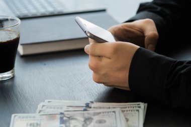 Mobil akıllı telefon siyah arka plan üzerine, yeni teknoloji kavramı holding adam. Yeni Finans teknolojileri ve iş haberleri kavramları. Yatay
