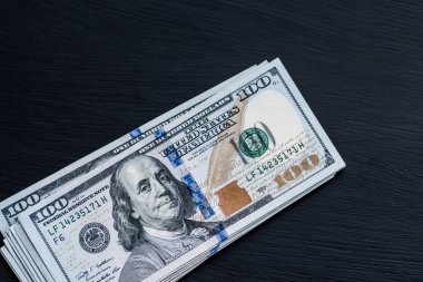 Siyah arkaplanda dolar banknotları.