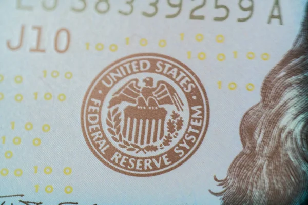 宏的徽章的美国一百美元的钞票的美国联邦储备系统的概述。货币和金融的概念 — 图库照片