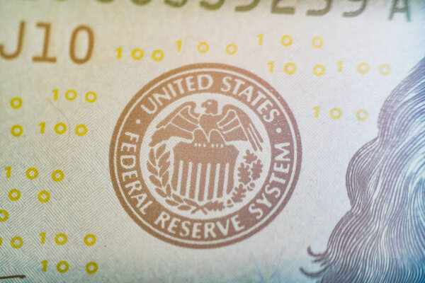 Макросхема герба объединенной федеральной резервной системы США на стодолларовой купюре США. Концепции денег и финансов
