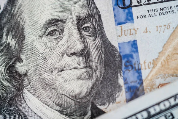 Macro primo piano della faccia di Ben Franklin sulla banconota da 100 dollari . — Foto Stock