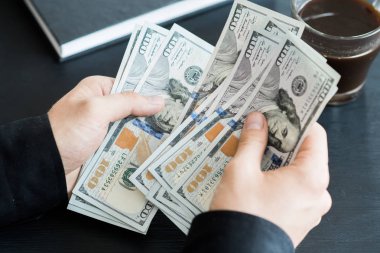 tekrar sayım dolar ver. adam parayı sayar. yeni yüz dolarlık banknot. Yeni Finans teknolojileri ve iş haberleri kavramları. Yatay