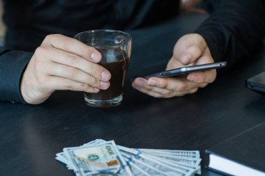 Teknoloji, online bankacılık, para transferi, e-ticaret kavramı. Kullanma smartphone dolarlarına gri duvar arka plan üzerinde uçan iş adamı. Internet kazanç kavramı