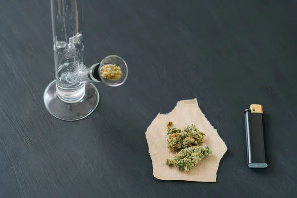 Bong and marijuana, cannabis thc flower Sativa and Indica Close up on a black background. lifestyle Concepts the legalization of marijuana in the world and the United States. Shallow focus effect. — Stock Photo, Image