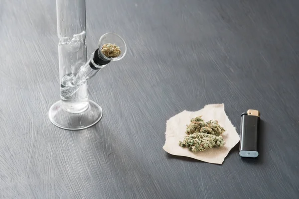 Bong and marijuana, cannabis thc flower Sativa and Indica Close up on a black background. lifestyle Concepts the legalization of marijuana in the world and the United States. Shallow focus effect. — Stock Photo, Image