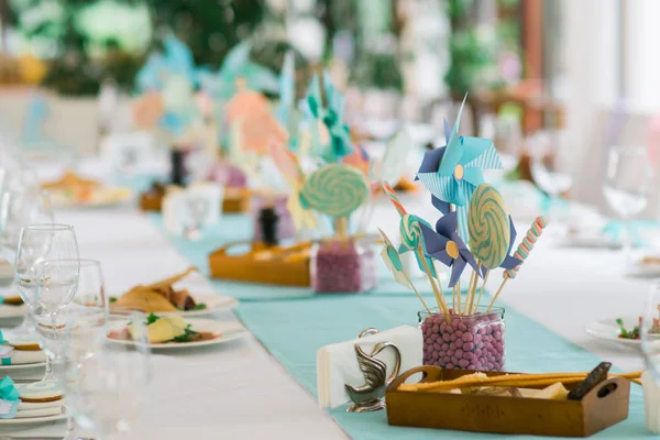 Detalhes de uma saborosa barra de doces com jarros de doces, biscoitos e marshmallows, doces, waffles, biscoitos e macaroons, conceito de doces no aniversário das crianças — Fotografia de Stock