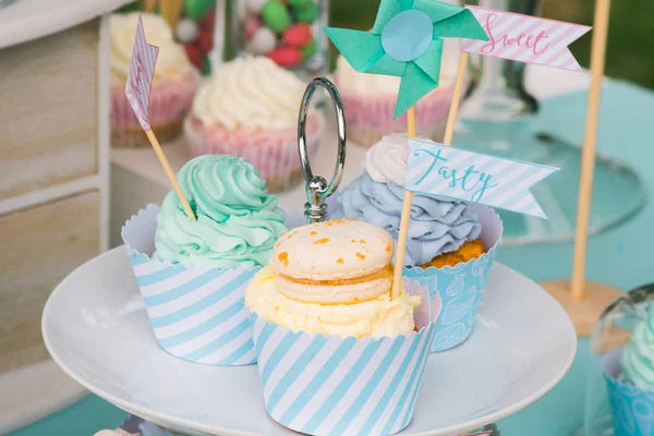 Lezzetli çikolata ayrıntıları ile sürahiler tatlılar, çerezler ve marshmallow, şeker, waffle, çerezler ve macaroons, tatlılar kavramı üzerinde çocuk doğum günü