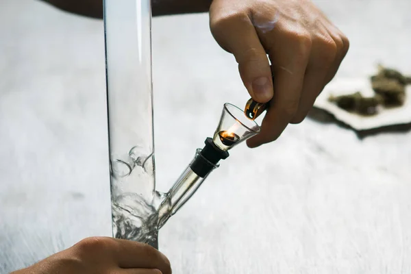 Man smokes using Bong and medical marijuana, cannabis thc flower Sativa and Indica Close up on a black background. lifestyle Concebe a legalização da maconha no mundo e nos Estados Unidos . — Fotografia de Stock