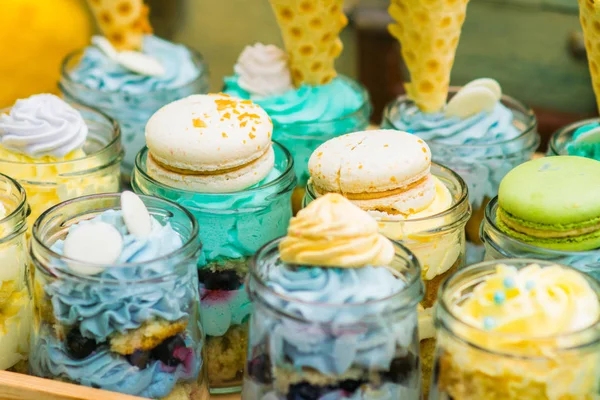 Lezzetli çikolata ayrıntıları ile sürahiler tatlılar, çerezler ve marshmallow, şeker, waffle, çerezler ve macaroons, tatlılar kavramı üzerinde çocuk doğum günü