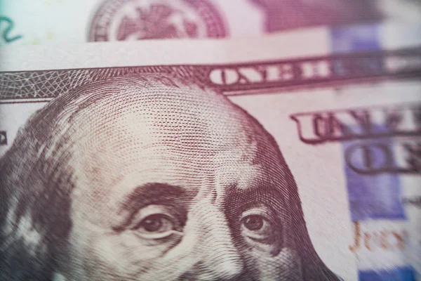 Macro primo piano del volto di Ben Franklin sulla banconota da 100 dollari. — Foto Stock