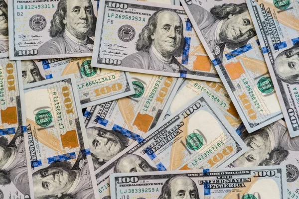 Een groot aantal nieuwe honderd dollar gedesintegreerd honderd Amerikaanse dollarbiljetten. Voor de achtergrond en kopie ruimte — Stockfoto