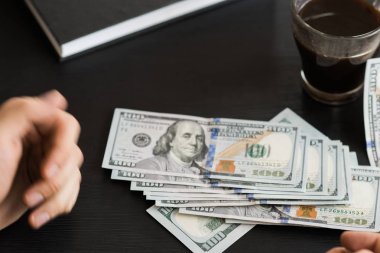 tekrar sayım dolar ver. adam parayı sayar. yeni yüz dolarlık banknot. Yeni Finans teknolojileri ve iş haberleri kavramları. Yatay