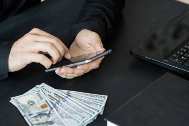 Teknoloji, online bankacılık, para transferi, e-ticaret kavramı. Kullanma smartphone dolarlarına gri duvar arka plan üzerinde uçan iş adamı. Internet kazanç kavramı