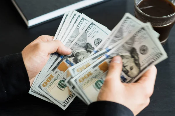 tekrar sayım dolar ver. adam parayı sayar. yeni yüz dolarlık banknot. Yeni Finans teknolojileri ve iş haberleri kavramları. Yatay