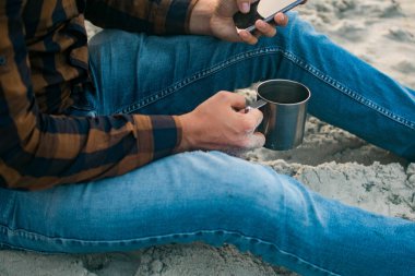 Turist onun sabah fincan kahve okyanus görünümüne bakarak ile genç adam