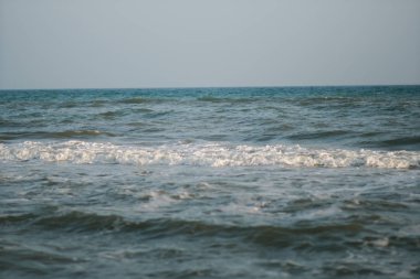 mavi gökyüzü arka planında deniz