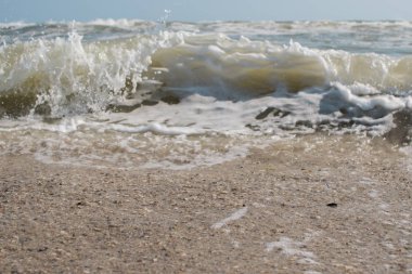 Derin mavi fırtınalı deniz suyu yüzeyi köpük ve dalga desenli, doğal arka plan fotoğrafı.