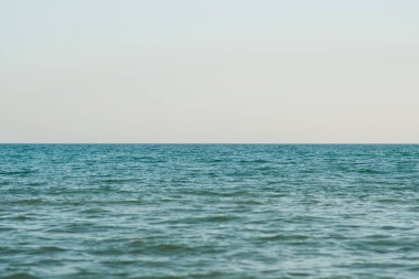 Sakin, sakin, dalgasız, sisli bir deniz.