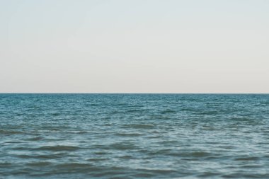 Sakin, sakin, dalgasız, sisli bir deniz.