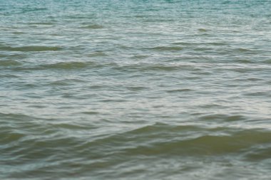 Günbatımında sörf ile deniz kumlu plaj