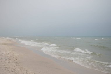 Sakin, sakin, dalgasız, sisli bir deniz.