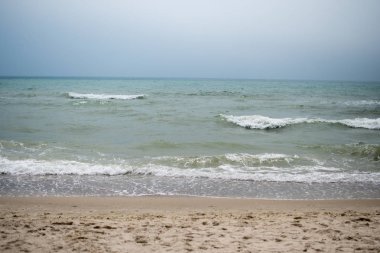 Sakin, sakin, dalgasız, sisli bir deniz.