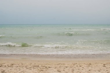 Sakin, sakin, dalgasız, sisli bir deniz.