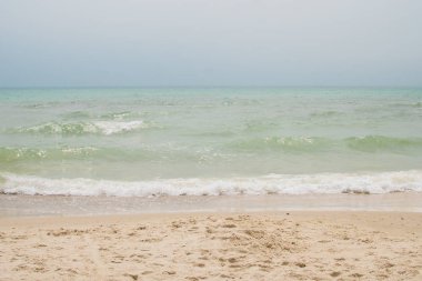 Sakin, sakin, dalgasız, sisli bir deniz.