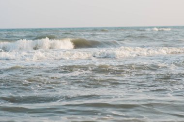 Derin mavi fırtınalı deniz suyu yüzeyi köpük ve dalga desenli, doğal arka plan fotoğrafı.