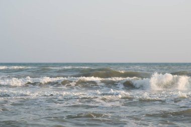 Sakin, sakin, dalgasız, sisli bir deniz.