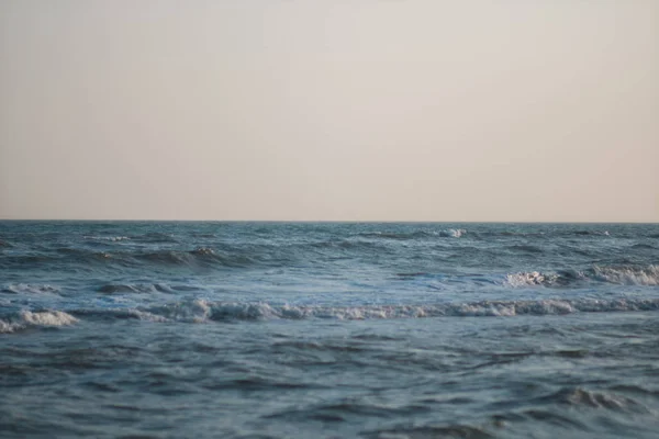 青い空に浮かぶ海 — ストック写真